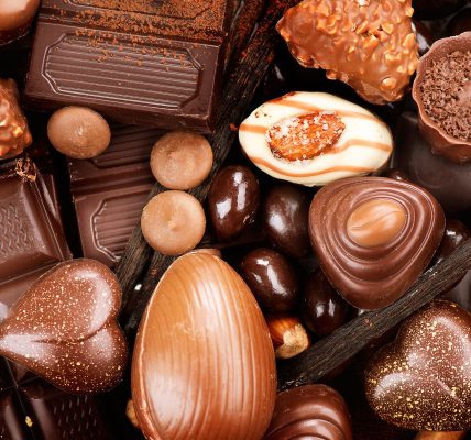 Plongez dans l'univers sucré et rythmé de la chanson "Chocolat" de Lartiste en featuring avec la voix envoûtante d'Awa Imani.