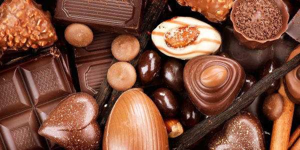 Plongez dans l'univers sucré et rythmé de la chanson "Chocolat" de Lartiste en featuring avec la voix envoûtante d'Awa Imani.