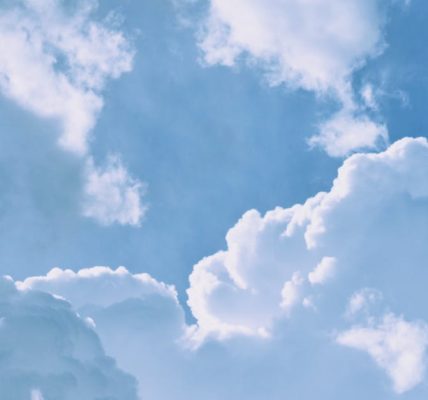 découvrez notre irrésistible oeuf spatial en chocolat blanc, une délicieuse alliance de saveurs pour pâques.